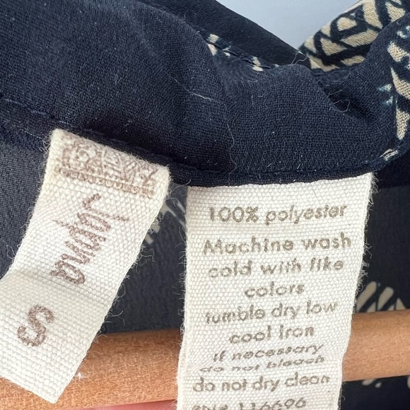 Japna Sheer blouse with cream colored elephant pattern - Picture 4 of 4